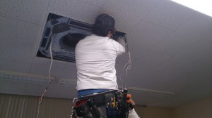 冷暖房機を天井に取り付ける